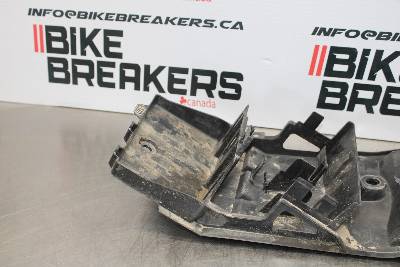 11-22 SUZUKI GSXR 600  REAR BACK TAIL UNDERTAIL BATTERY TRAY PLASTIC BB193