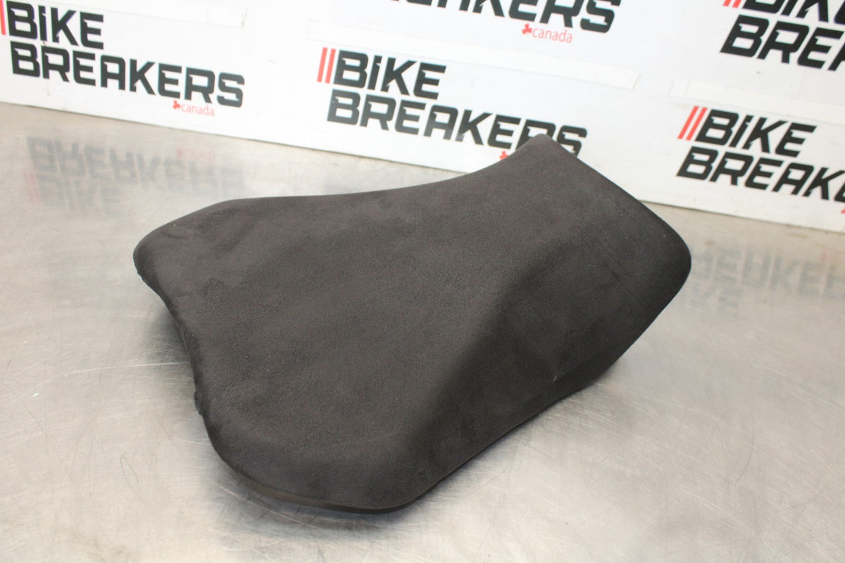 11-26 SUZUKI GSXR750 FRONT DRIVERS SEAT PAD SADDLE PILLION BB900-A
