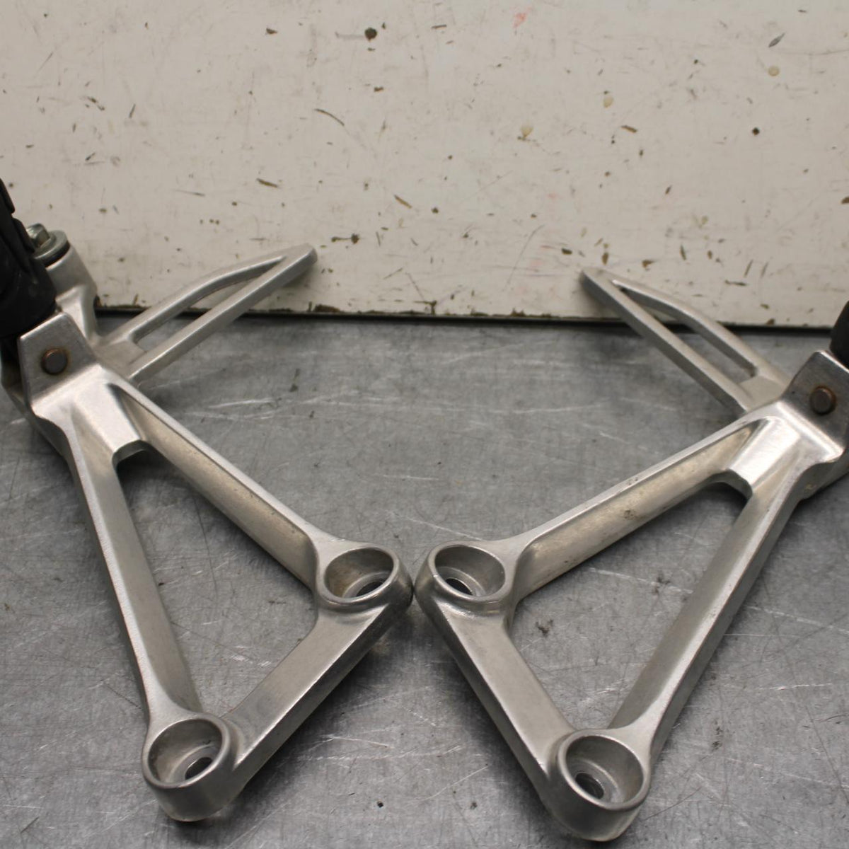 15-18 HONDA CB300FA REAR FOOT RESTS PEGS STEPS SET PAIR BB646