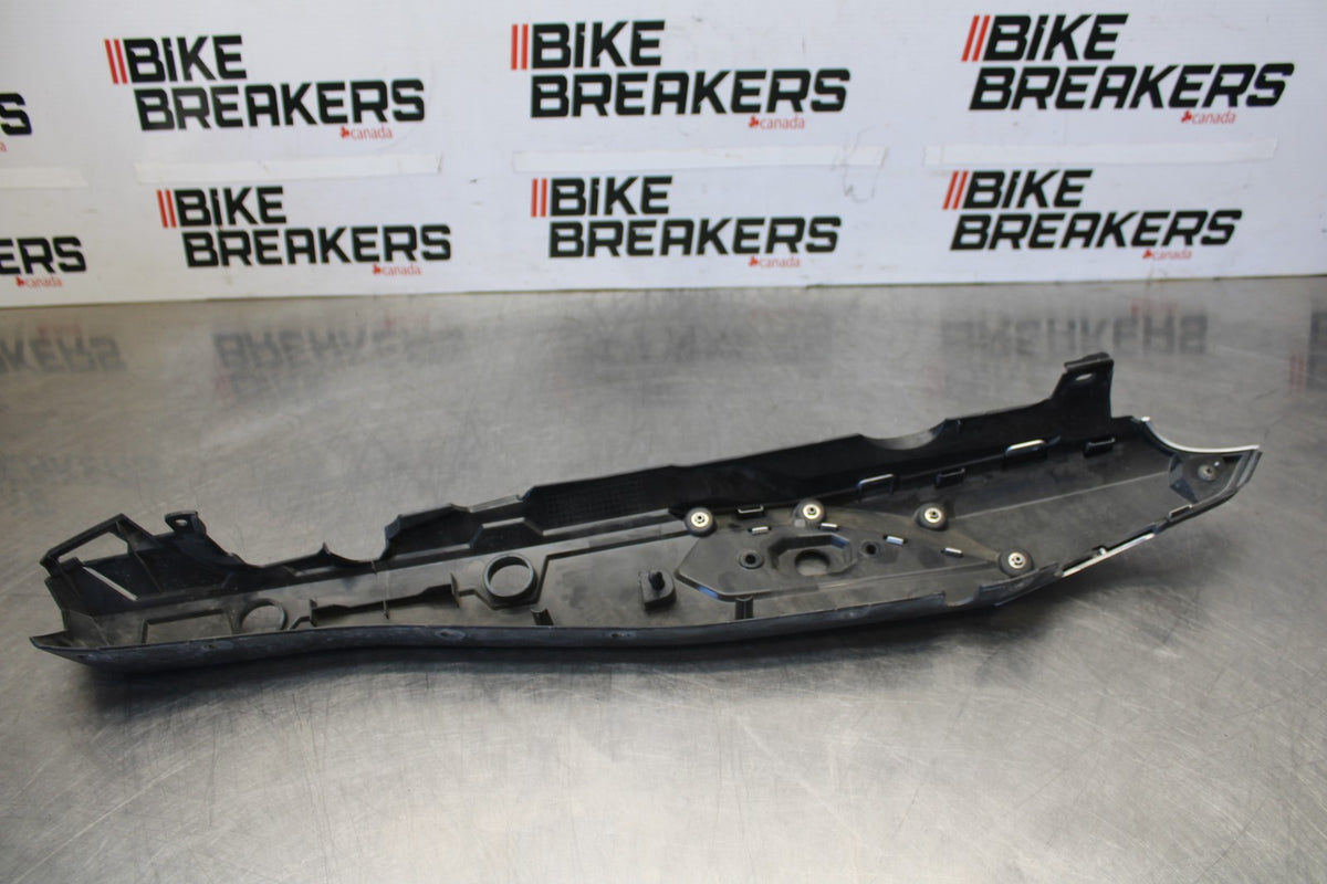 15-17 YAMAHA FJ09 LEFT REAR BACK TAIL FAIRING COWL SHROUD BB906