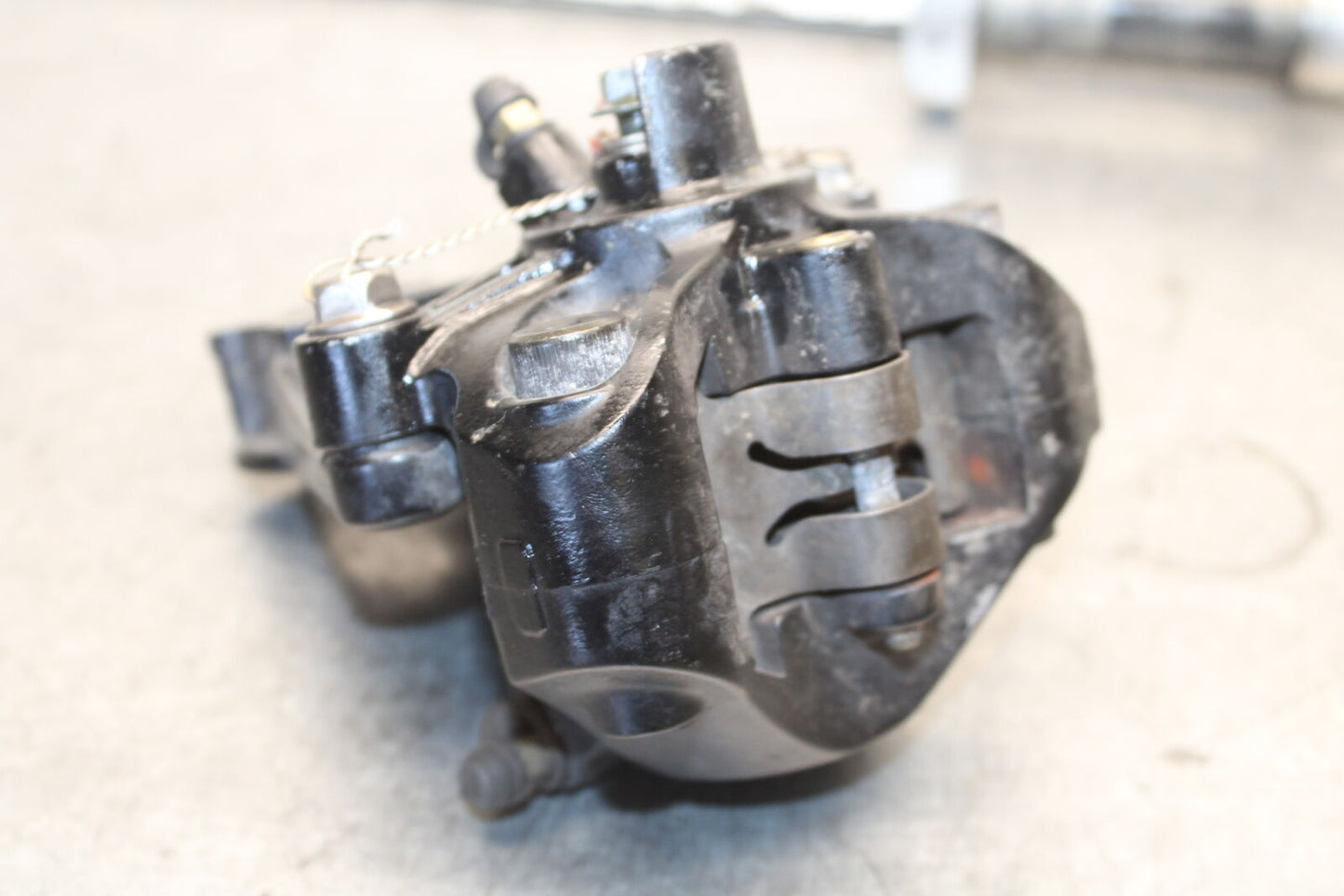 05-06 SUZUKI GSXR1000 REAR BACK BRAKE CALIPER W MOUNT BRACKET BB677