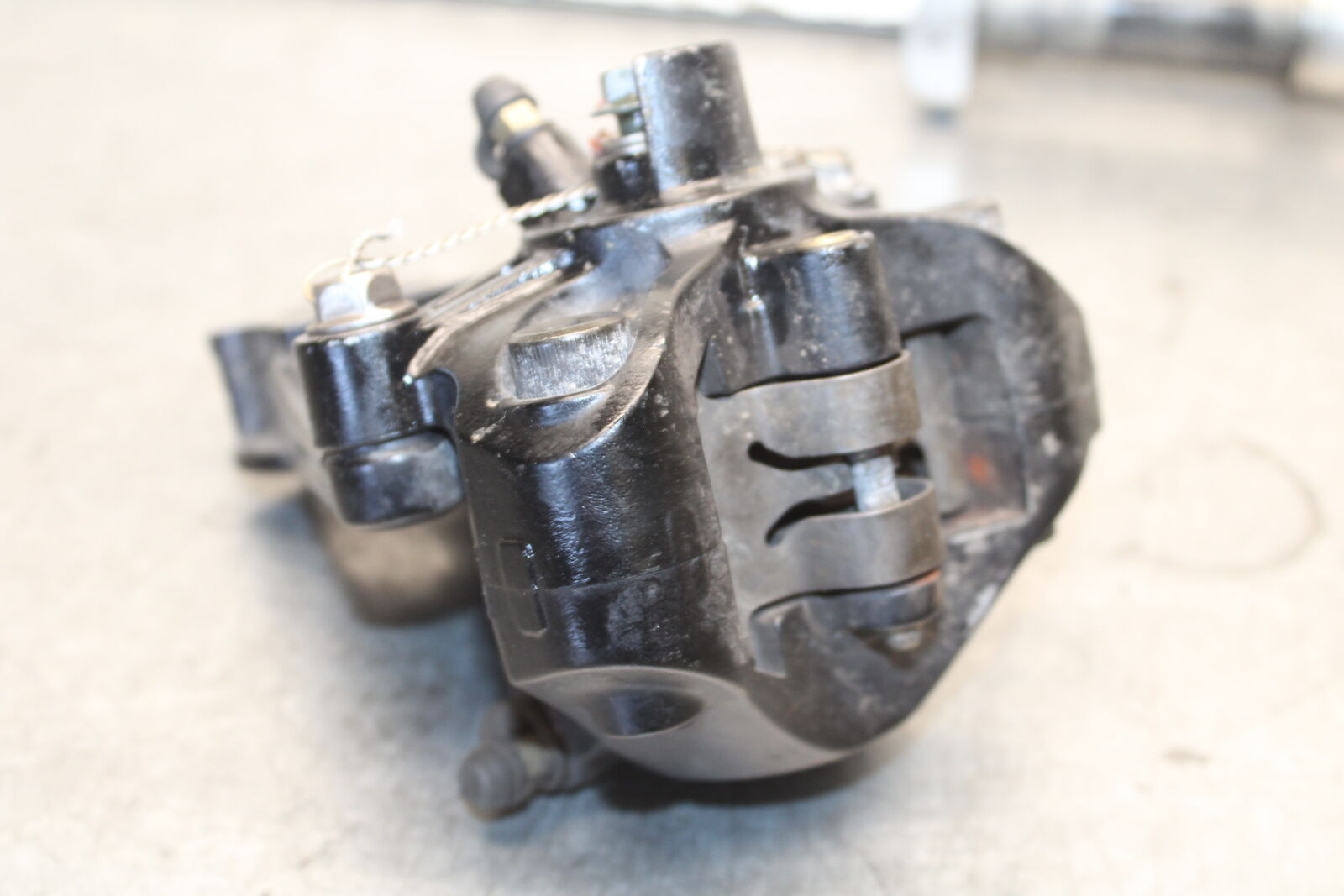 05-06 SUZUKI GSXR1000 REAR BACK BRAKE CALIPER W MOUNT BRACKET BB677