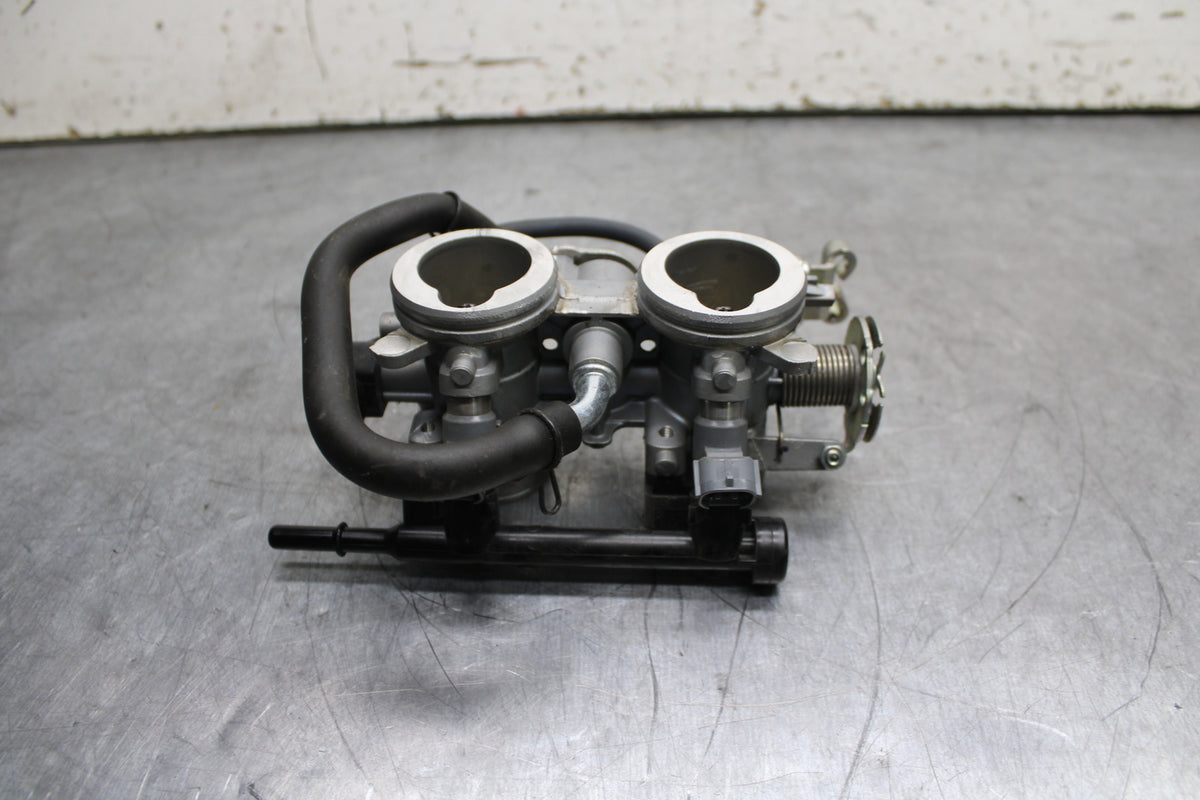 19-22 KAWASAKI Z400 MAIN FUEL INJECTORS / THROTTLE BODIES BB738
