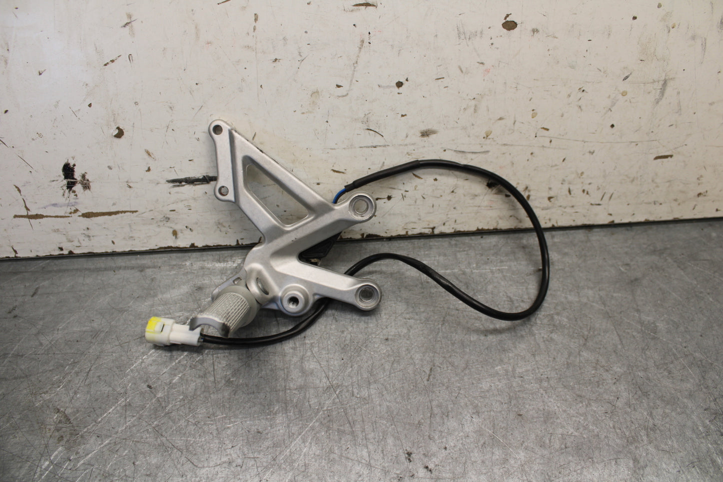 21-24 APRILIA RSV4 RIGHT REARSET REAR SET DRIVER FOOT PEG REST STOP BB668