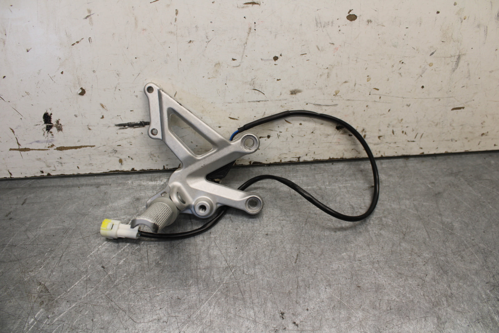 21-24 APRILIA RSV4 RIGHT REARSET REAR SET DRIVER FOOT PEG REST STOP BB668