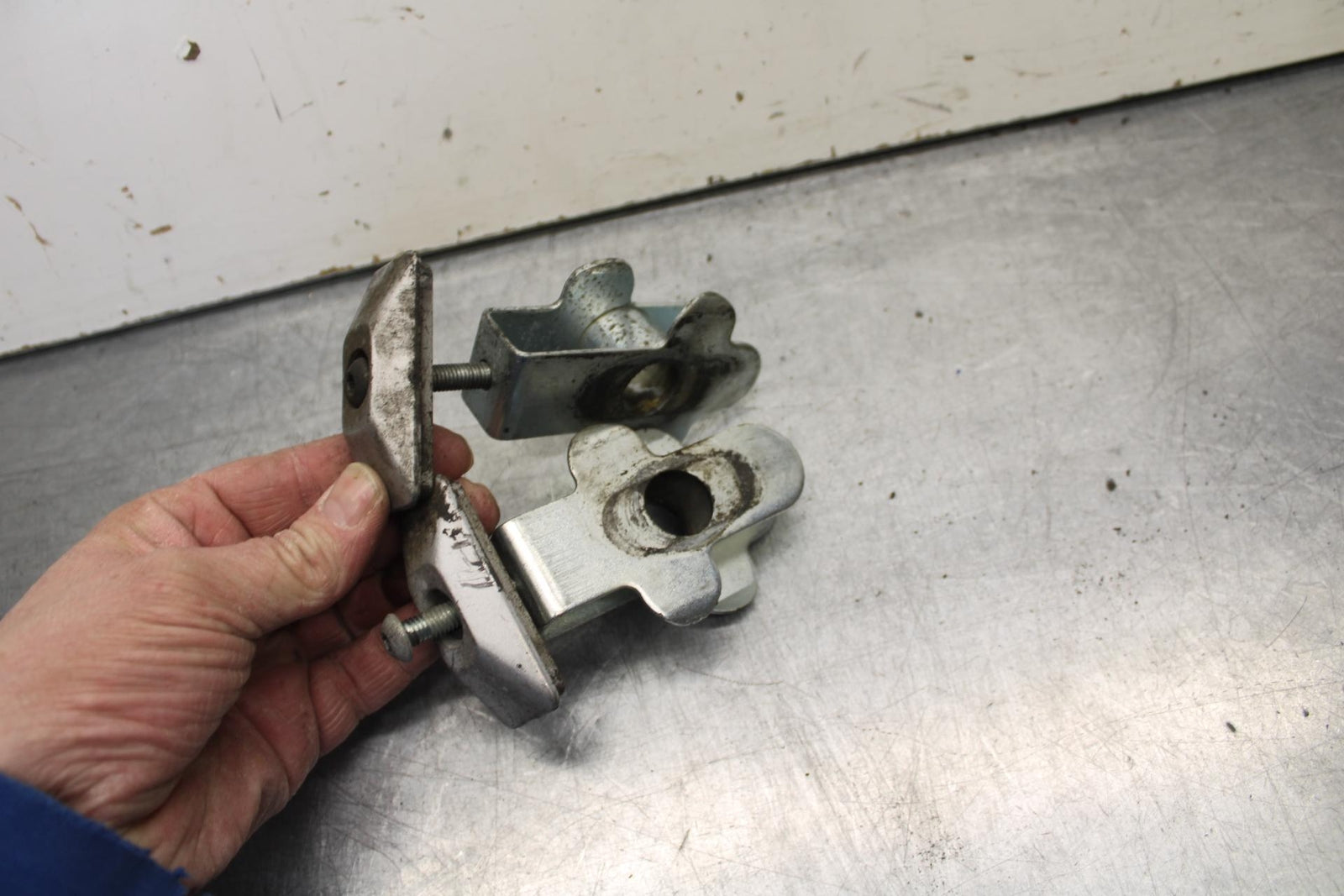 1995 Suzuki RF600R SWINGARM CHAIN TENSIONER ADJUSTMENT BRACKETS  BB615