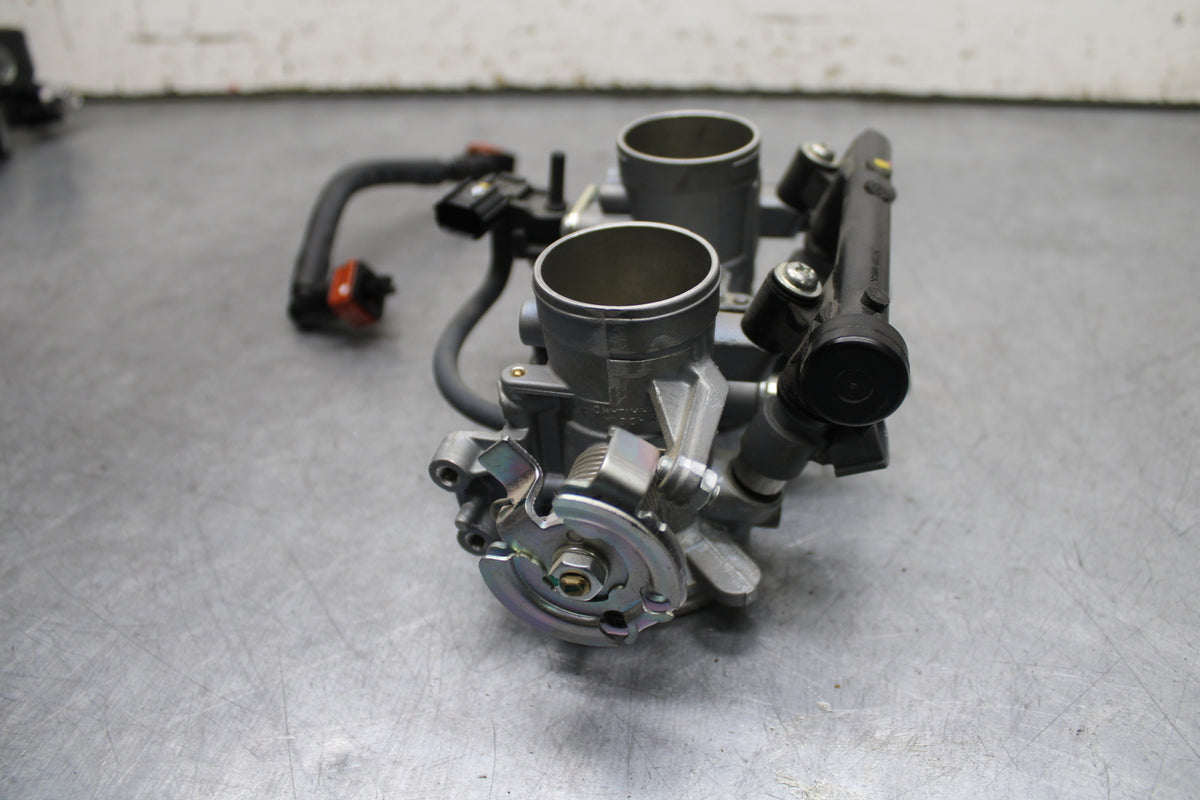 24 KAWASAKI NINJA 500 ABS MAIN FUEL INJECTORS / THROTTLE BODIES BB730
