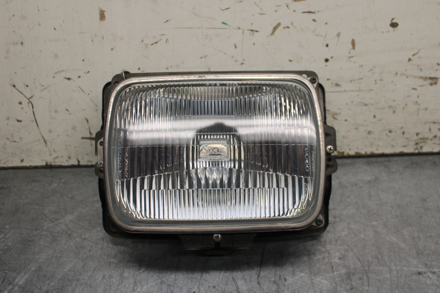 84 HONDA INTERCEPTOR 750 VF750F FRONT HEADLIGHT HEAD LIGHT LAMP BB108