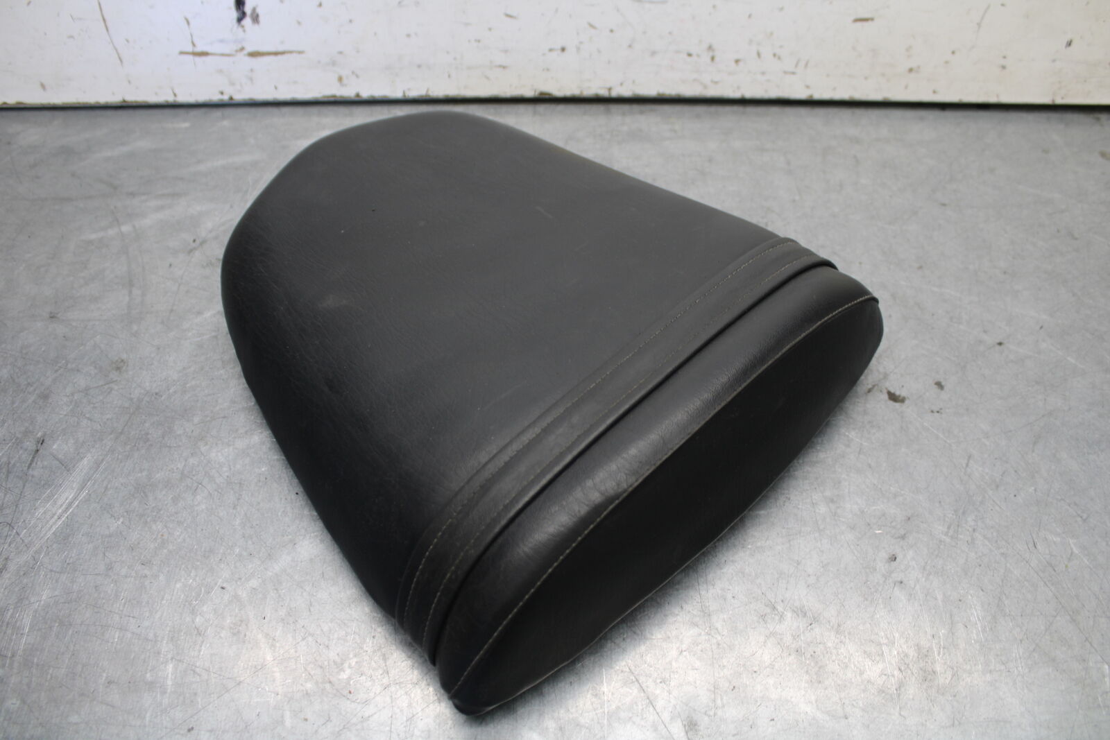 04-05 SUZUKI GSXR600 REAR BACK PASSENGER TANDEM SEAT PAD SADDLE PILLION BB658