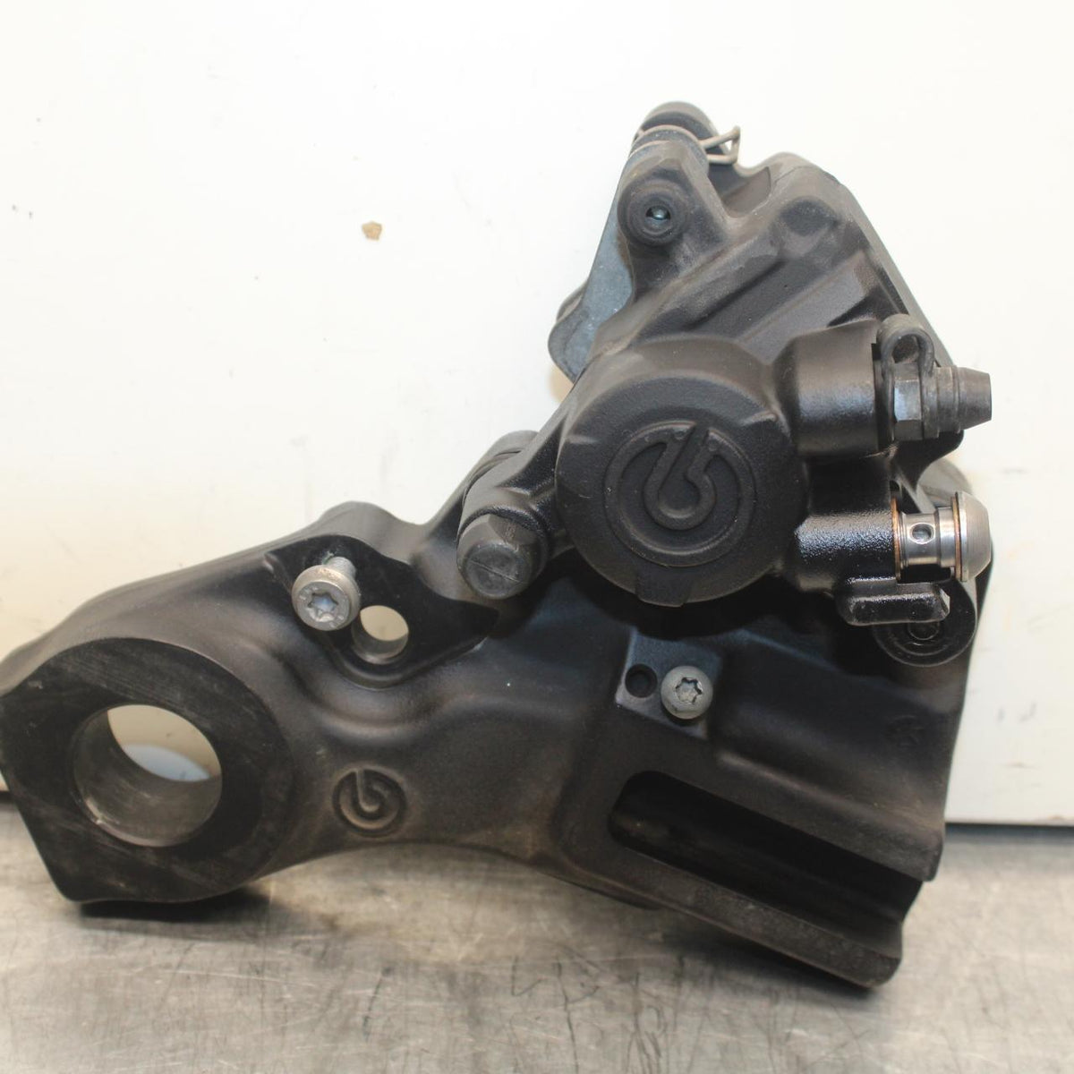 20-23 BMW F900R REAR BACK BRAKE CALIPER W MOUNT BRACKET BB603