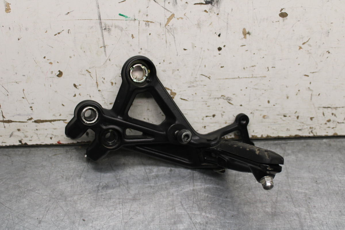 17-24 KTM 390 DUKE LEFT REARSET REAR SET DRIVER FOOT PEG REST STOP BB734