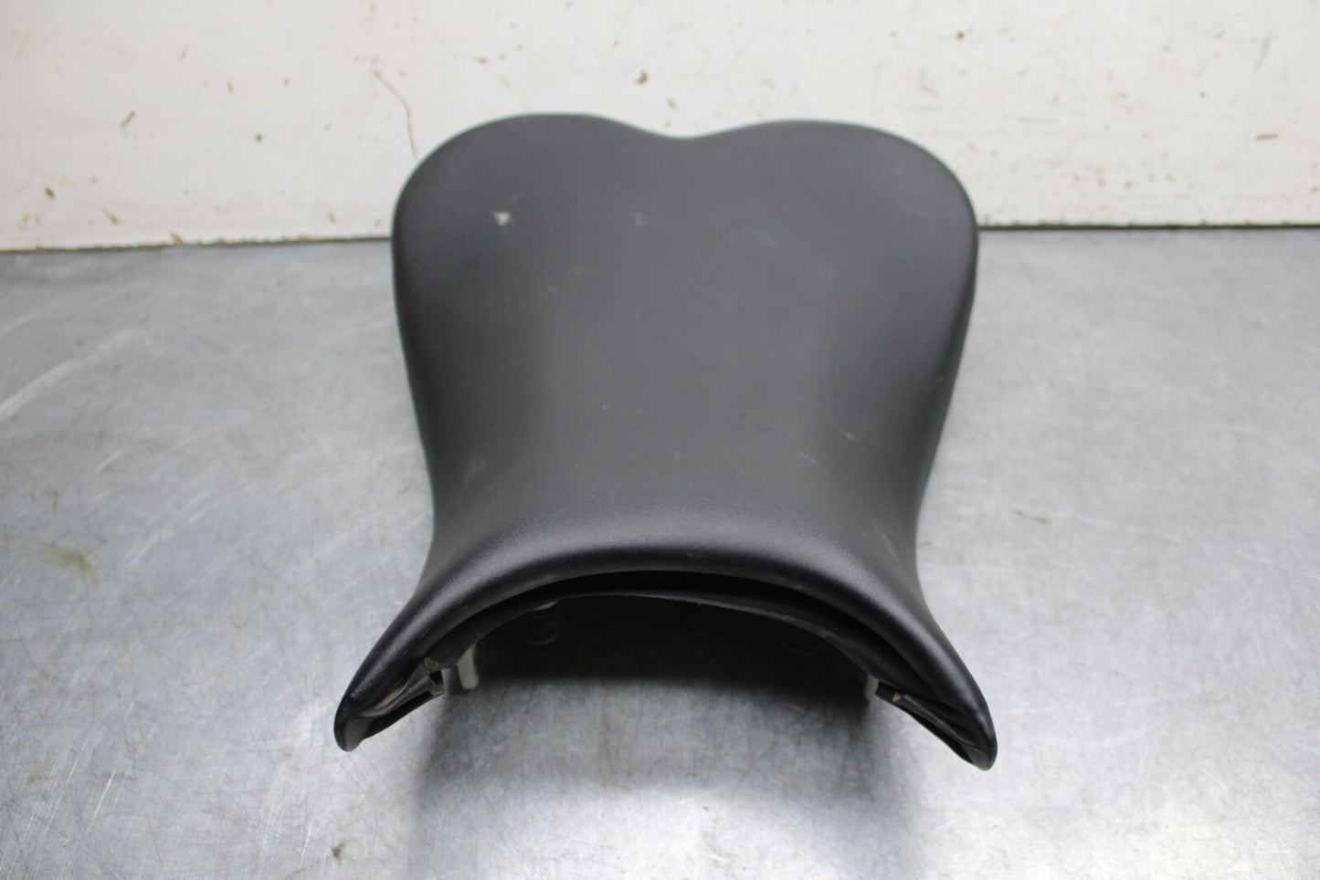06-07 SUZUKI GSXR750 FRONT DRIVERS SEAT PAD SADDLE PILLION 45100-01H00-6BY BB670