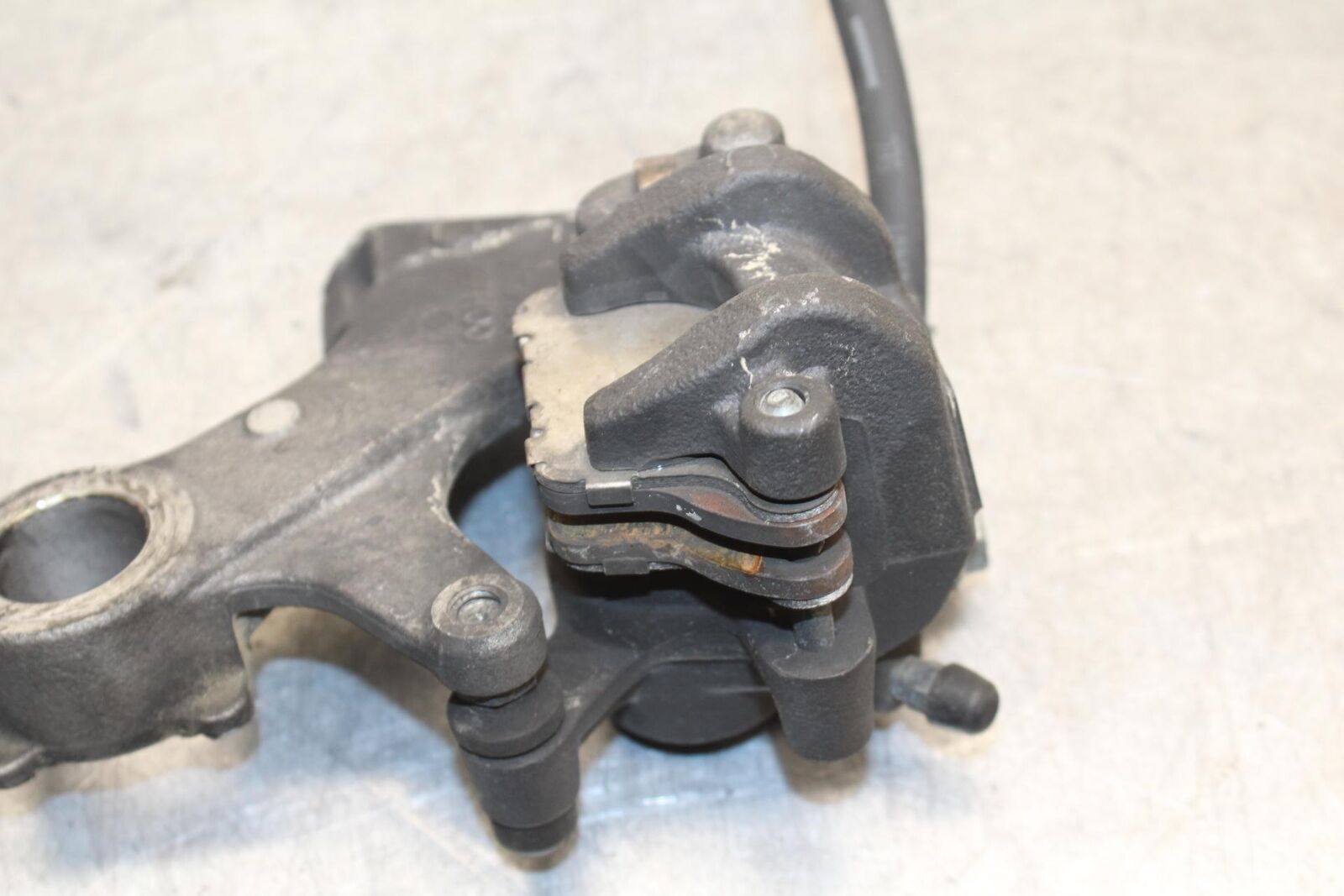 11-23 SUZUKI GSXR 750 REAR BACK BRAKE CALIPER W MOUNT BRACKET BB630