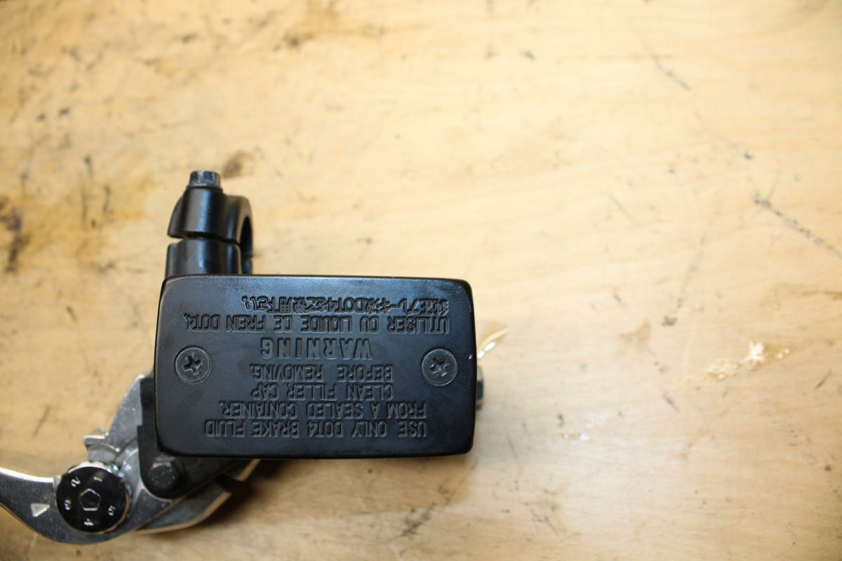 07-12 SUZUKI BANDIT 650S FRONT BRAKE MASTER CYLINDER w/ LEVER BB328