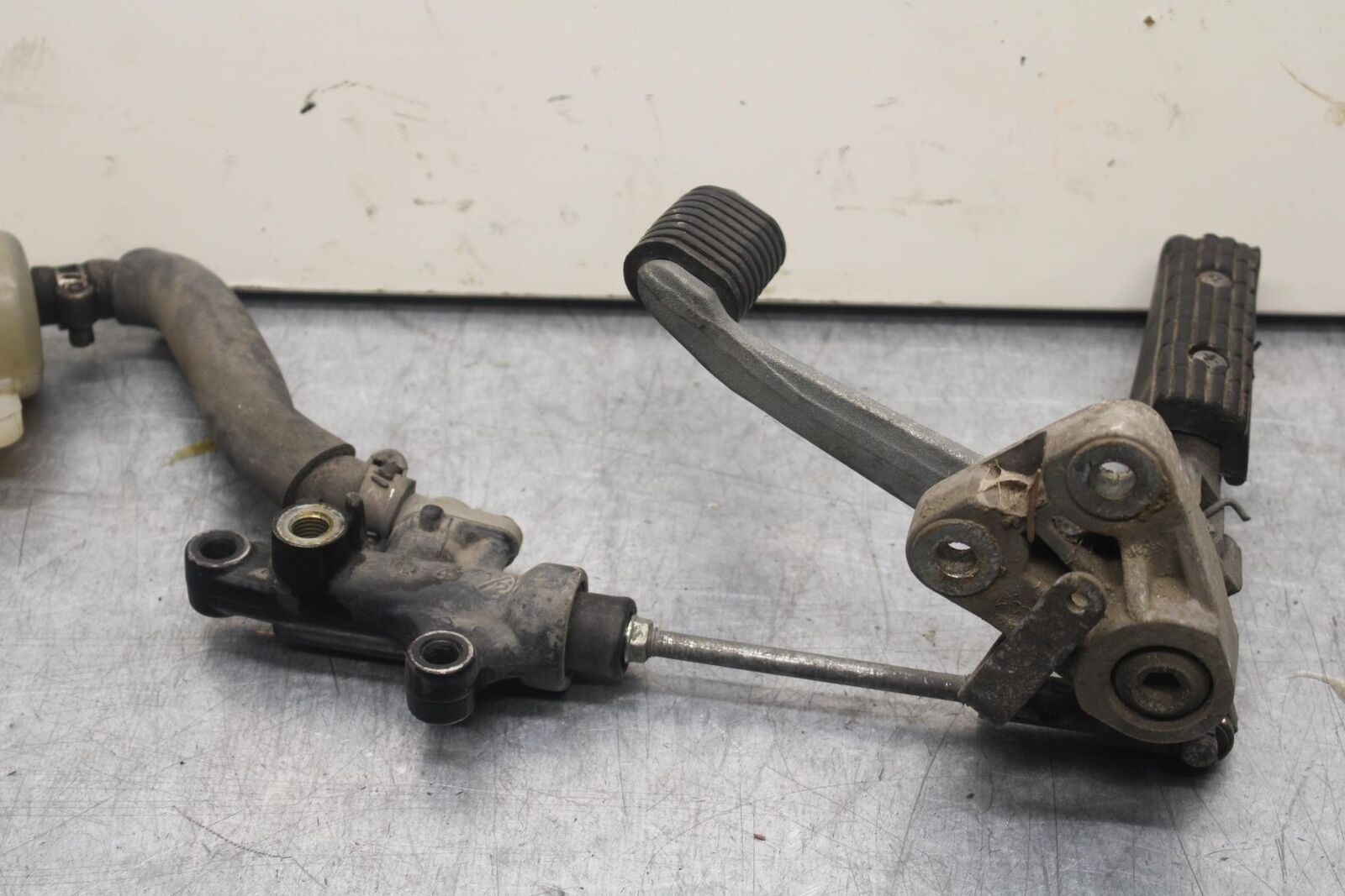 1988 Yamaha FZ600 RIGHT REARSET REAR SET DRIVER FOOT PEG REST STOP BB601