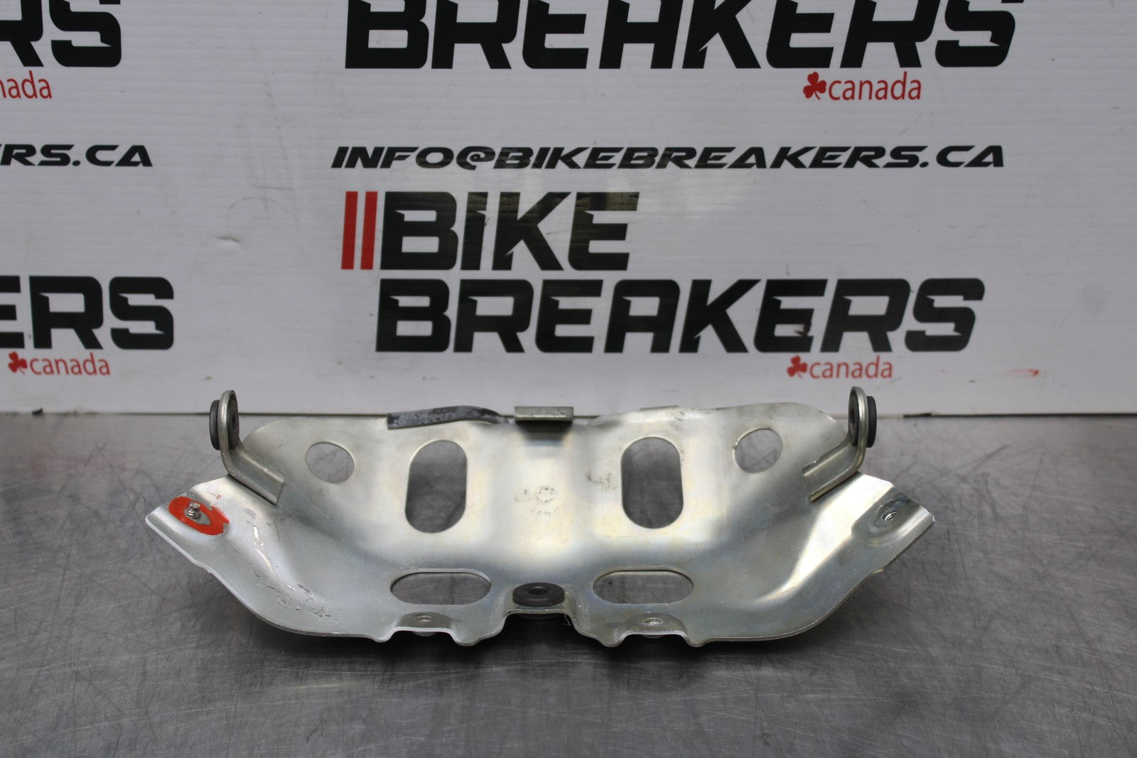 07 SUZUKI GSXR1000 FRONT GAS TANK FUEL CELL FAIRING COWL MOUNT BRACKET BB770