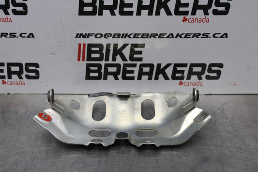 07 SUZUKI GSXR1000 FRONT GAS TANK FUEL CELL FAIRING COWL MOUNT BRACKET BB770