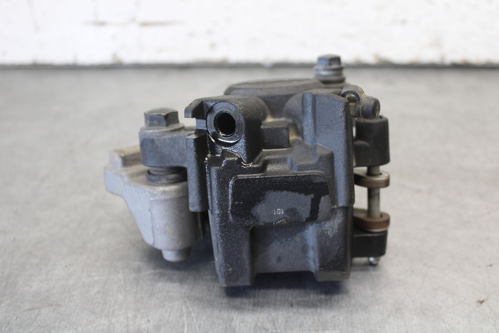 09-14 YAMAHA YZF R1 REAR BACK BRAKE CALIPER W MOUNT BRACKET BB696