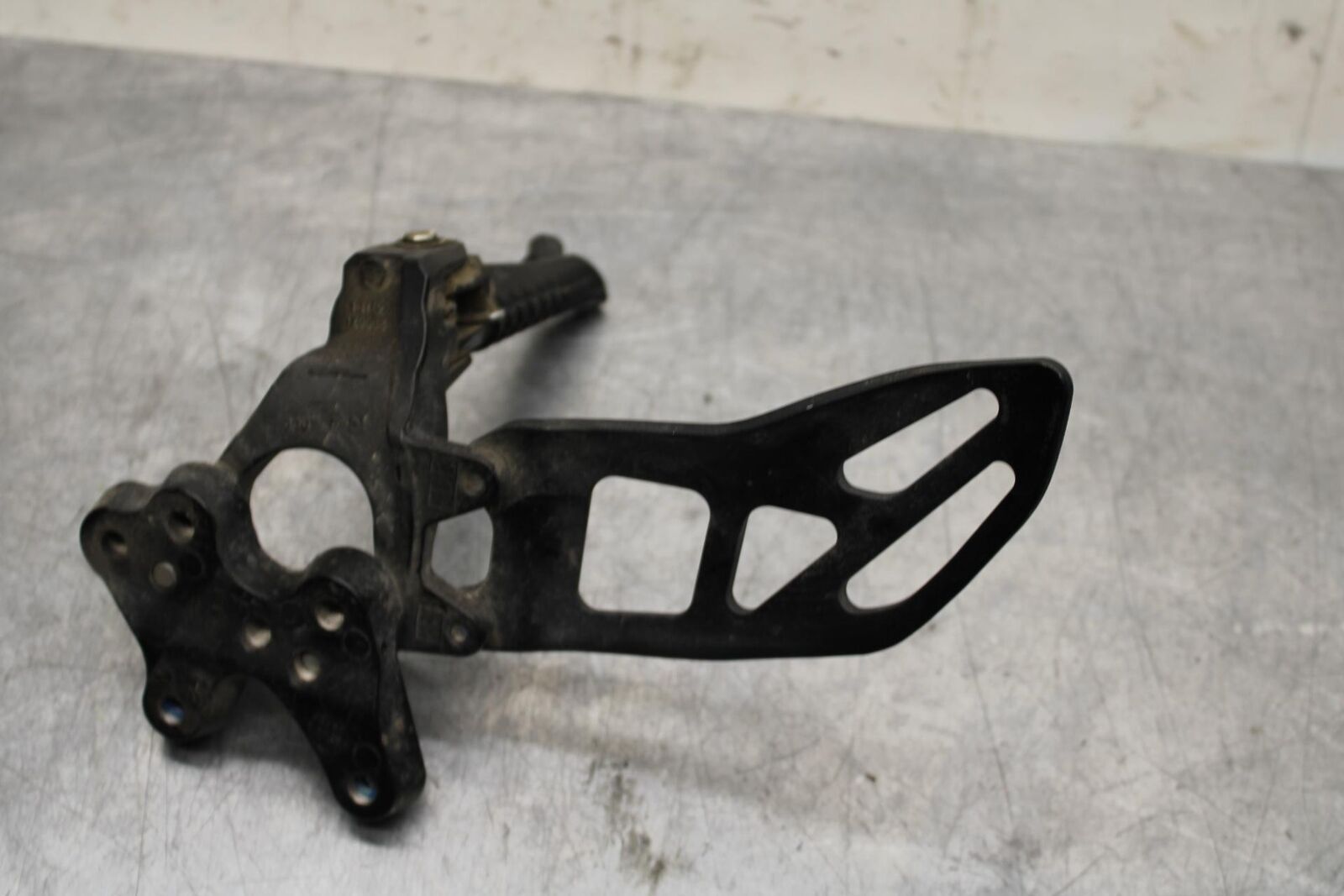 2017 Suzuki GSXR600 LEFT REARSET REAR SET DRIVER FOOT PEG 43700-14J30 BB598
