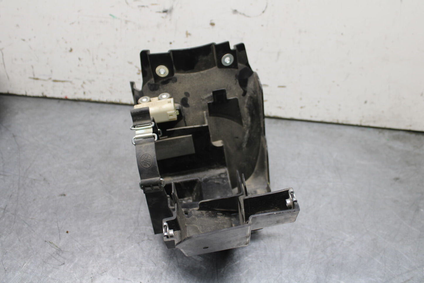17-24 YAMAHA BOLT XVS950 BATTERY TRAY BOX HOLDER BB729