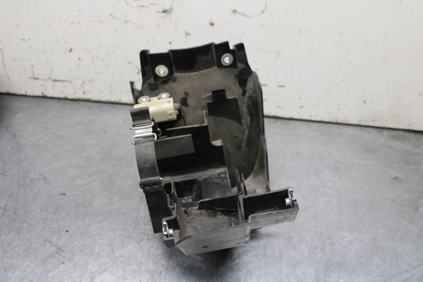17-24 YAMAHA BOLT XVS950 BATTERY TRAY BOX HOLDER BB729