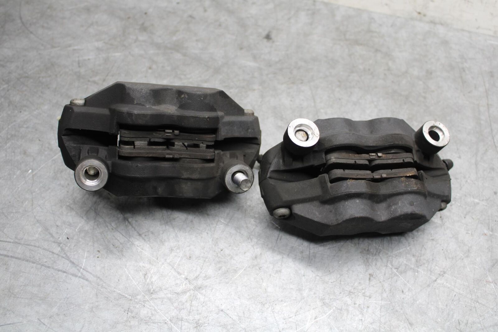 06-07 SUZUKI GSXR600 RIGHT LEFT FRONT BRAKE CALIPER SET PAIR CALIPERS BB543