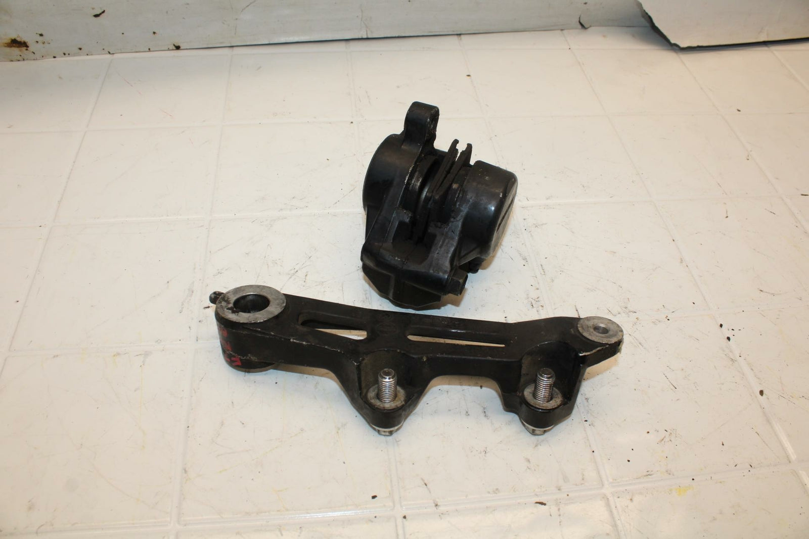 92-93 YAMAHA FJ1200A ABS REAR BACK BRAKE CALIPER W MOUNT BRACKET BB07