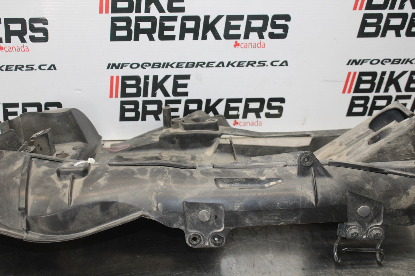 07-08 KAWASAKI NINJA ZX6R REAR BACK TAIL UNDERTAIL BATTERY TRAY PLASTIC BB203