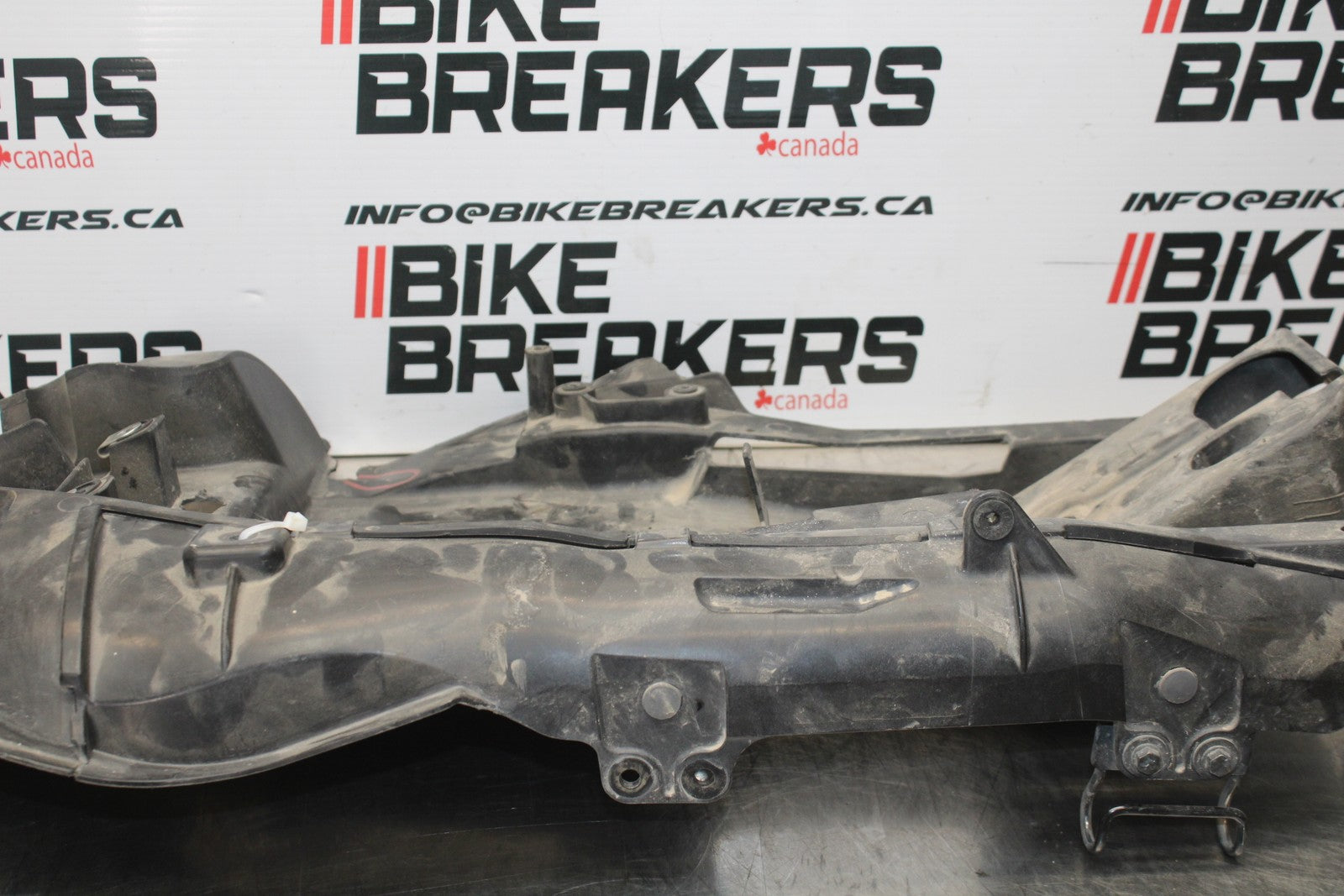 07-08 KAWASAKI NINJA ZX6R REAR BACK TAIL UNDERTAIL BATTERY TRAY PLASTIC BB203