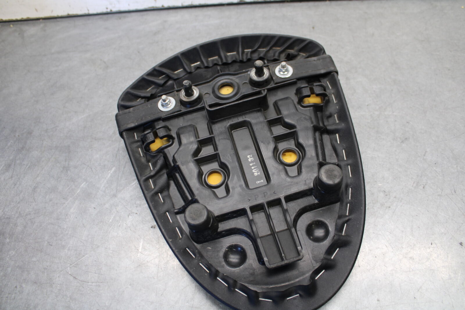 05-06 SUZUKI GSXR1000 REAR BACK PASSENGER TANDEM SEAT PAD SADDLE PILLION BB663