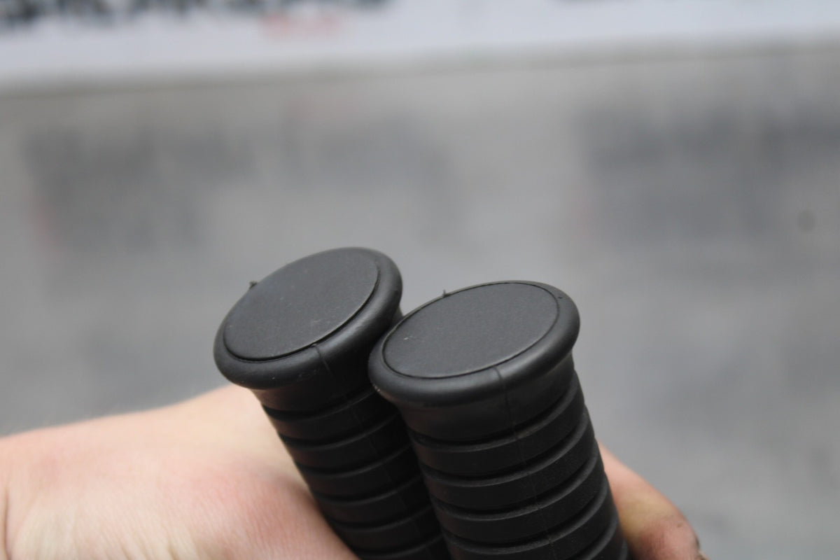 24-25 KAWASAKI ELIMINATOR 450 REAR PASSENGER FOOT STEP PEG SET PAIR BB869
