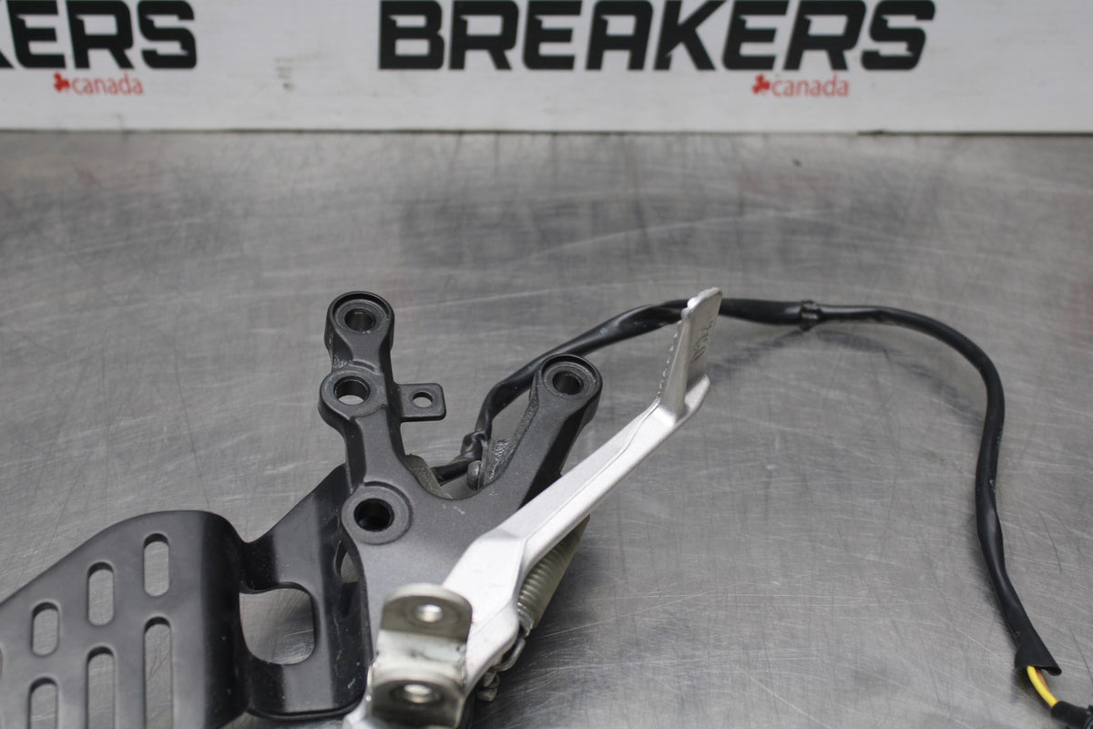 08-16 YAMAHA YZF R6 RIGHT REARSET REAR SET DRIVER FOOT PEG BRACKET MOUNT BB856