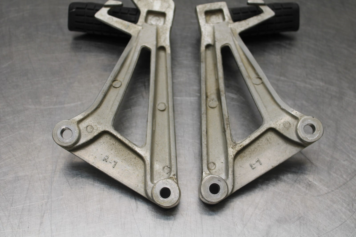 08 HONDA CBR125R REAR BACK PASSENGER PEG SET PAIR BB839