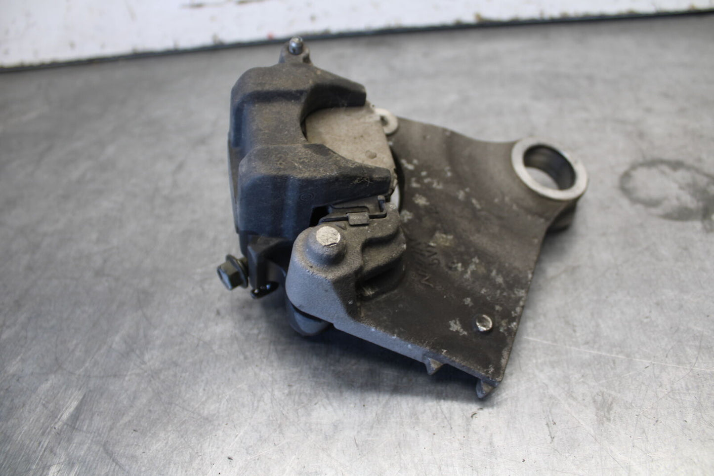 07-09 YAMAHA FZ6 REAR BACK BRAKE CALIPER W MOUNT BRACKET BB713