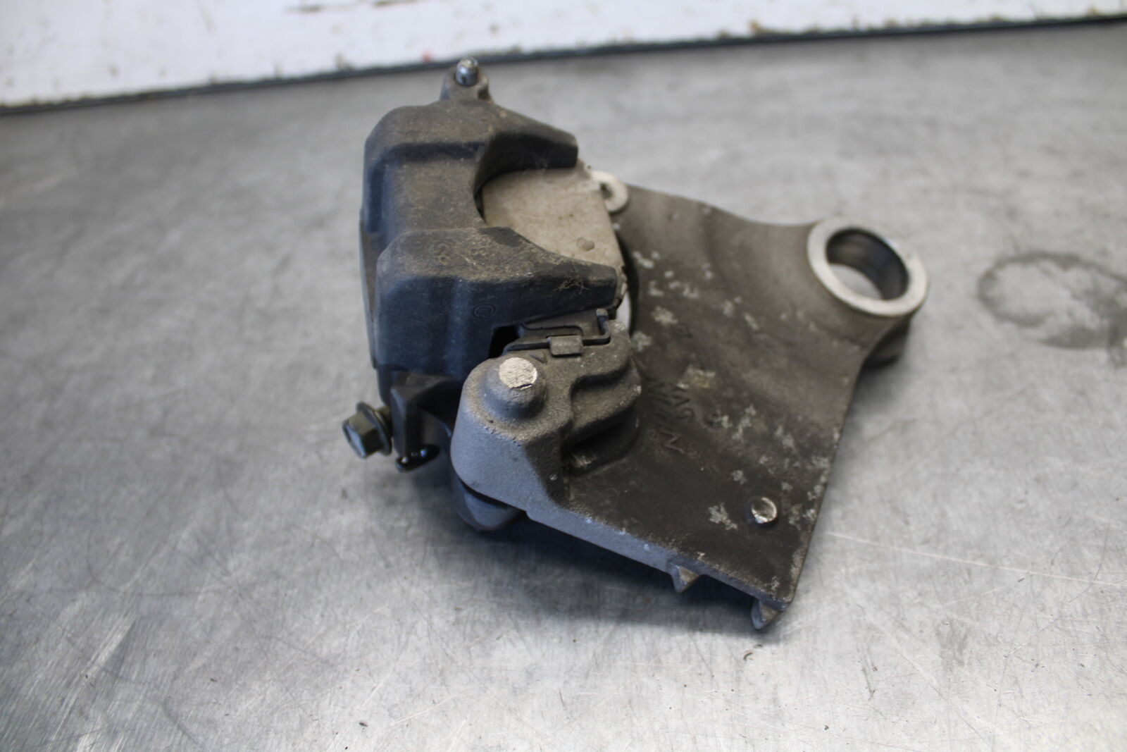07-09 YAMAHA FZ6 REAR BACK BRAKE CALIPER W MOUNT BRACKET BB713