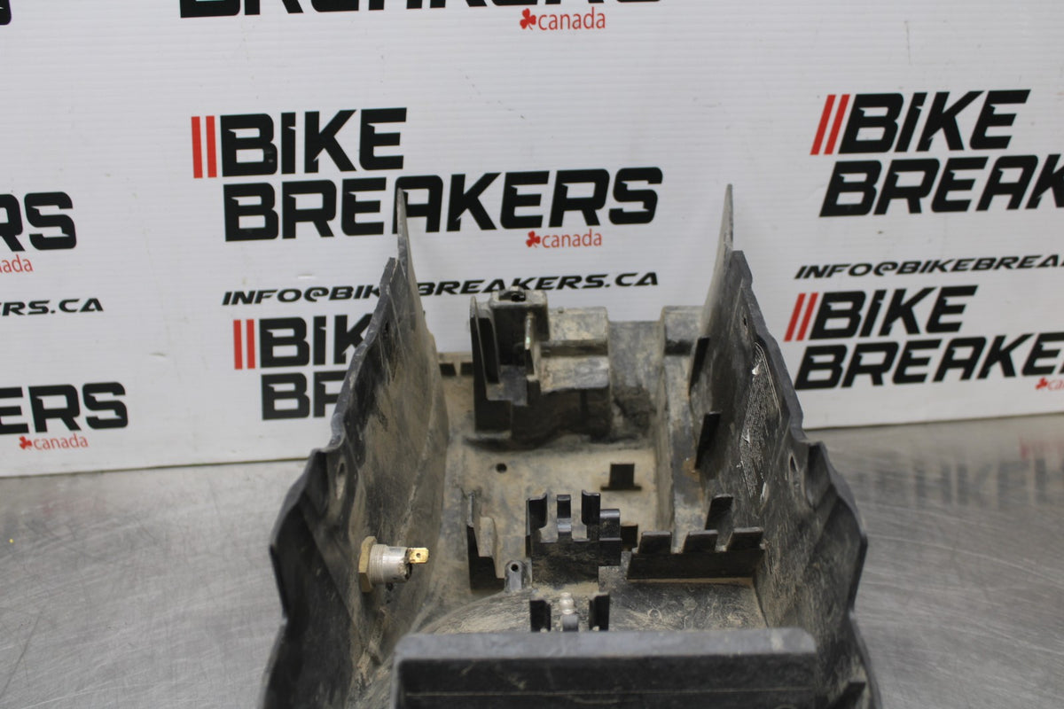 15 TRIUMPH TIGER 800 REAR BACK TAIL UNDERTAIL BATTERY TRAY PLASTIC BB873