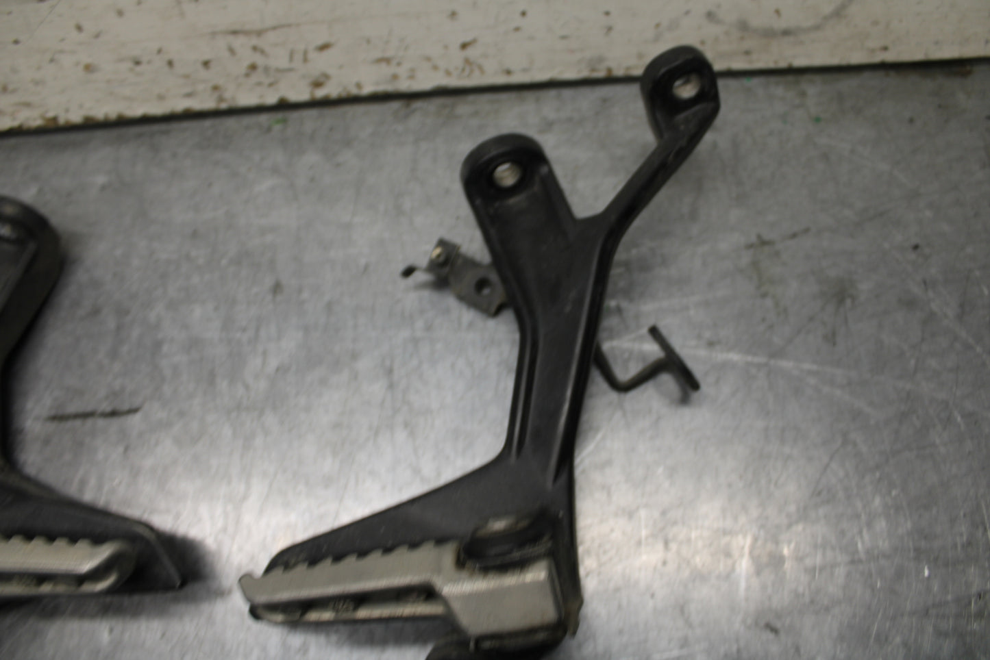 24 KAWASAKI NINJA 500 ABS REAR BACK PASSENGER PEG SET PAIR BB744