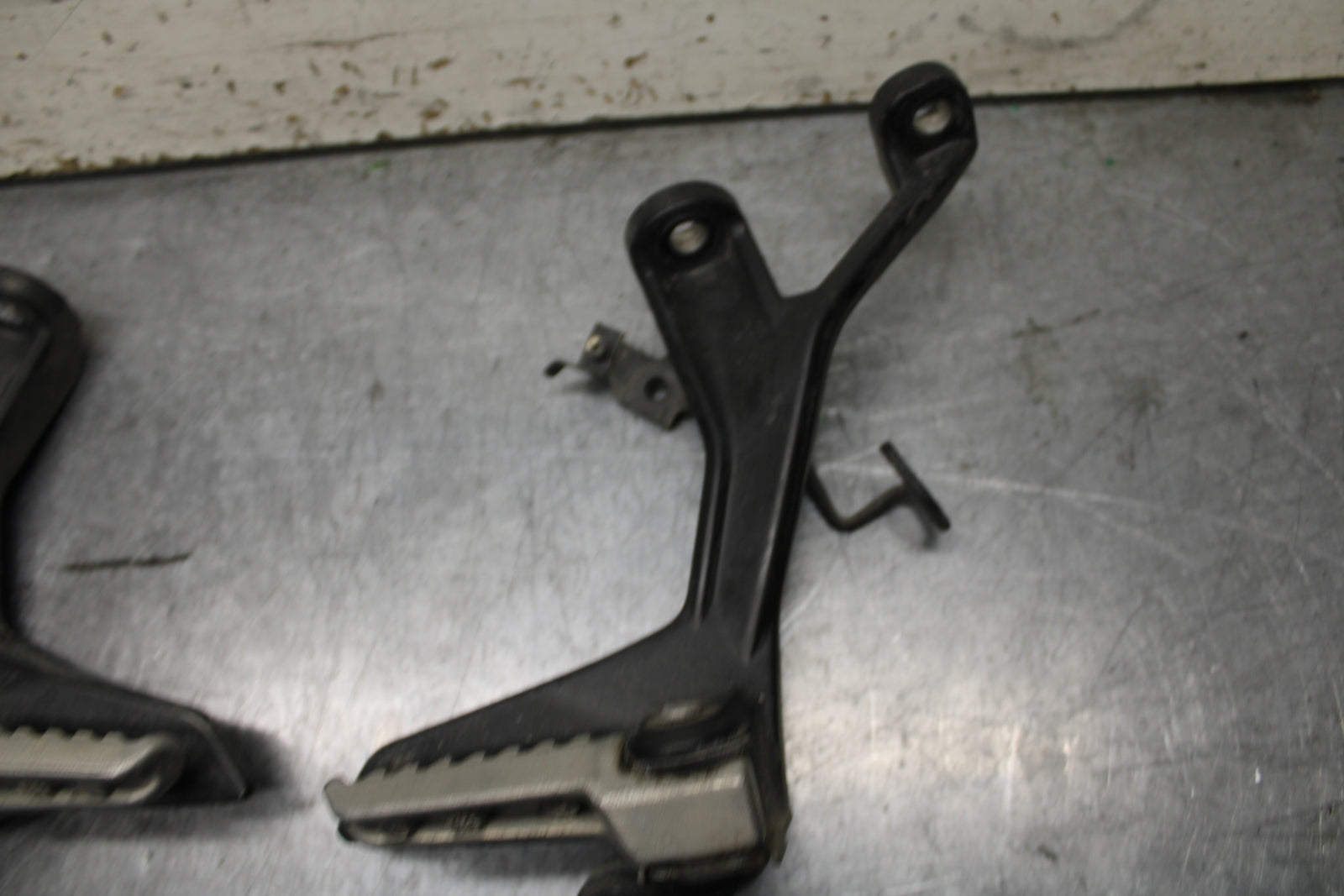 24 KAWASAKI NINJA 500 ABS REAR BACK PASSENGER PEG SET PAIR BB744