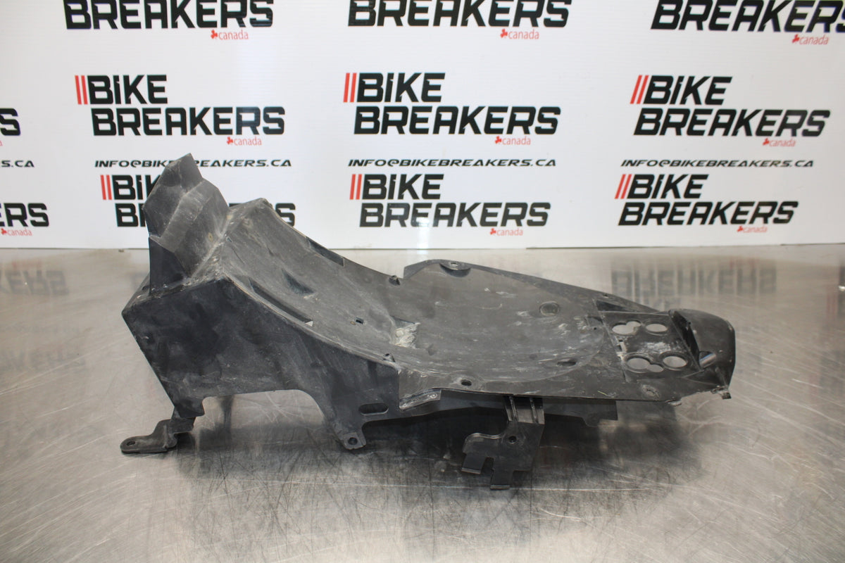 09-15 YAMAHA FZ6R REAR BACK TAIL UNDERTAIL BATTERY TRAY PLASTIC BB161