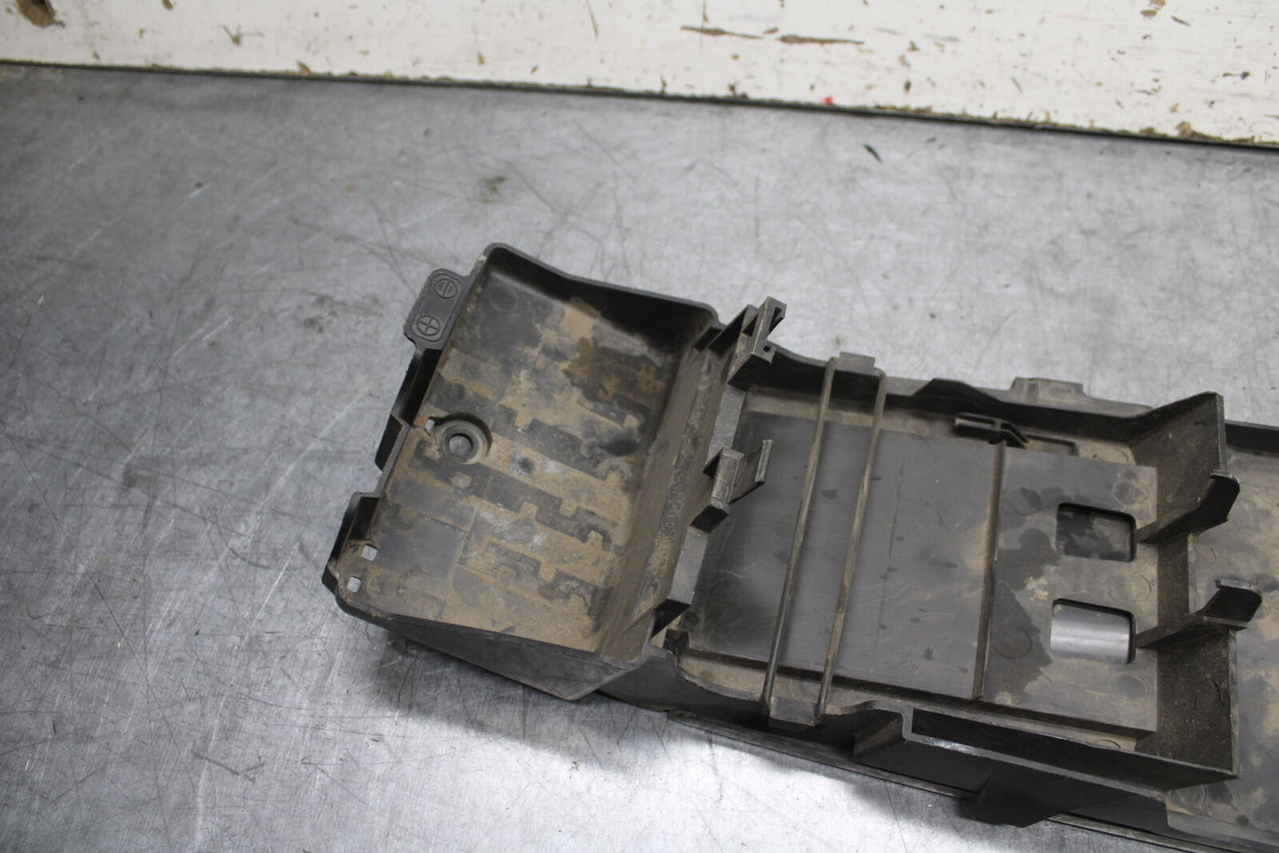 11-23 SUZUKI GSXR 750 REAR BACK TAIL UNDERTAIL BATTERY TRAY PLASTIC BB55