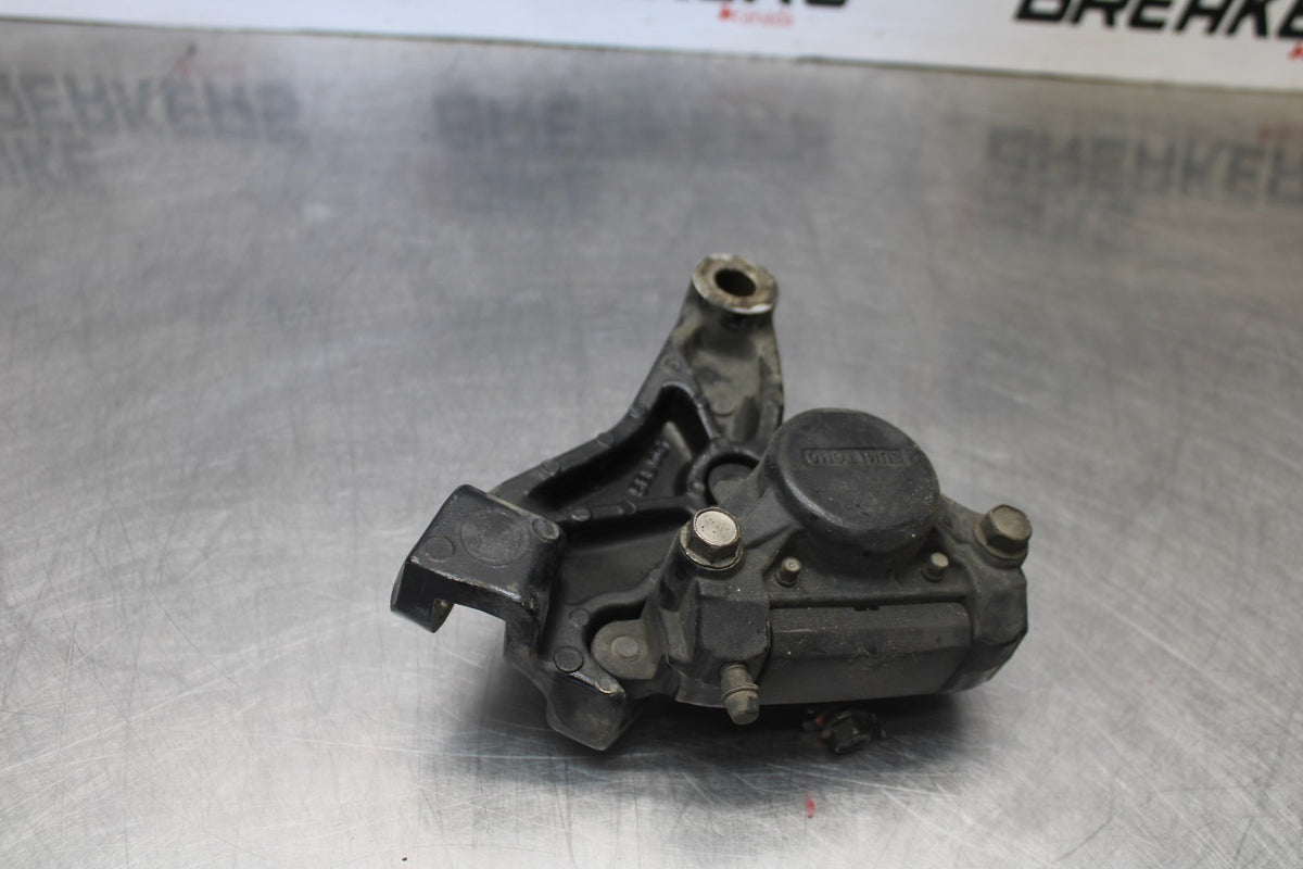 08 YAMAHA V STAR 1100 XVS1100AW CLASSIC REAR BRAKE CALIPER MOUNT BRACKET BB916