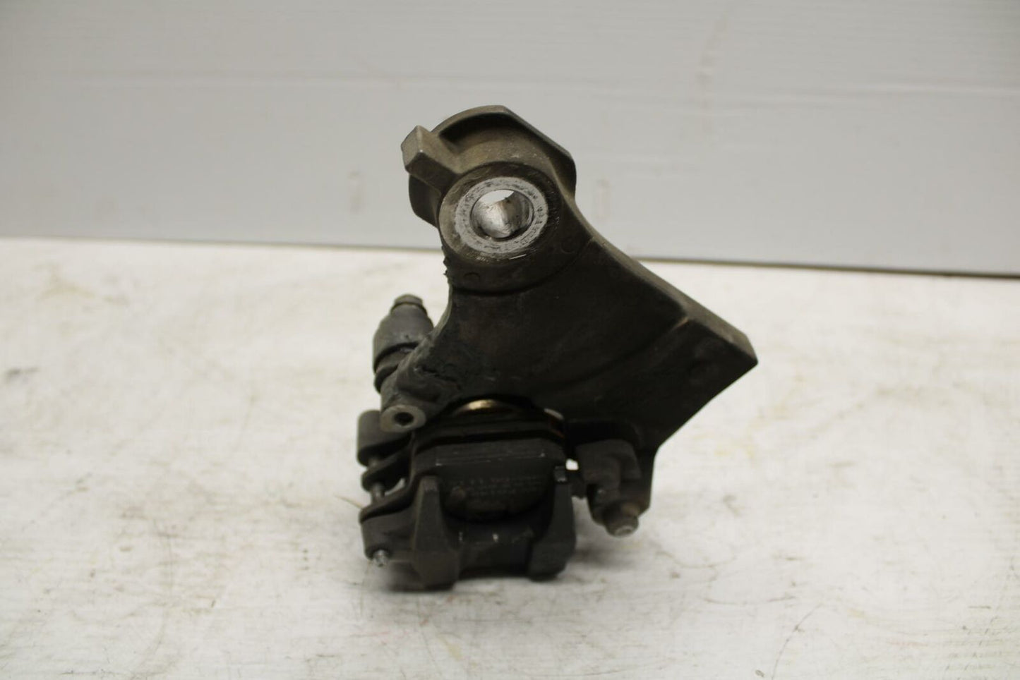 09 YAMAHA FZ6 REAR BACK BRAKE CALIPER W MOUNT BRACKET BB295