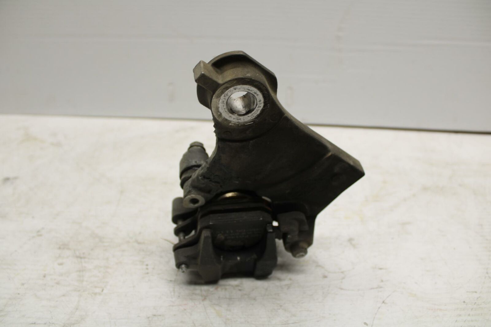 09 YAMAHA FZ6 REAR BACK BRAKE CALIPER W MOUNT BRACKET BB295