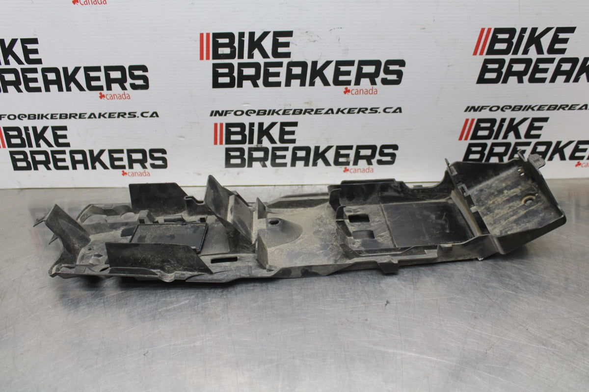 06-07 SUZUKI GSXR 600 REAR BACK TAIL UNDERTAIL BATTERY TRAY PLASTIC BB822