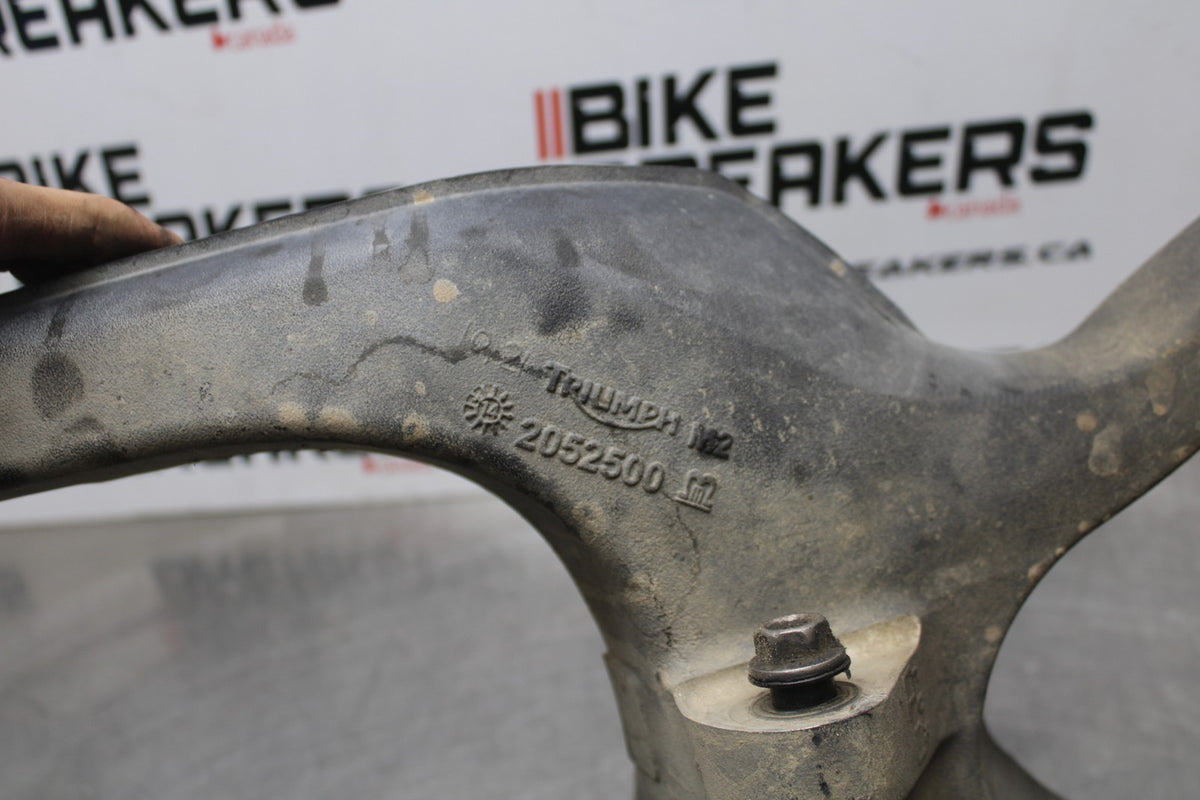 15 TRIUMPH TIGER 800 REAR SWINGARM BACK SUSPENSION SWING ARM BB873