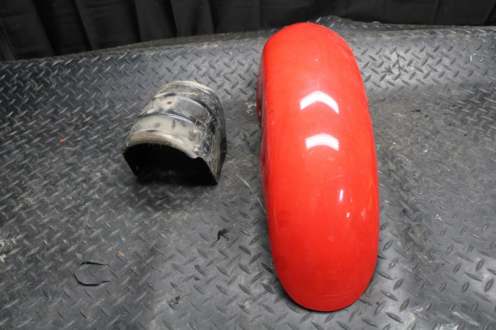 86 SUZUKI GS750ES RED FRONT WHEEL FENDER COWL BRACE BB233