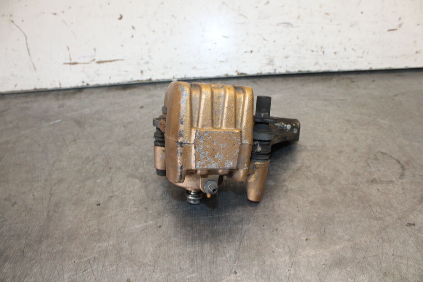 03-04 KAWASAKI NINJA ZX6RR REAR BACK BRAKE CALIPER W MOUNT BRACKET BB684