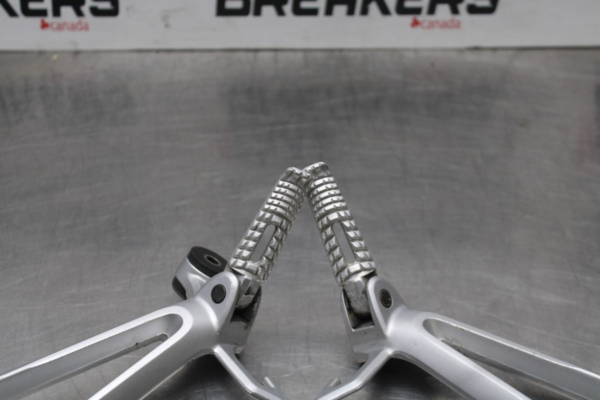 05-06 SUZUKI GSXR1000 REAR BACK PASSENGER PEG SET PAIR BB857