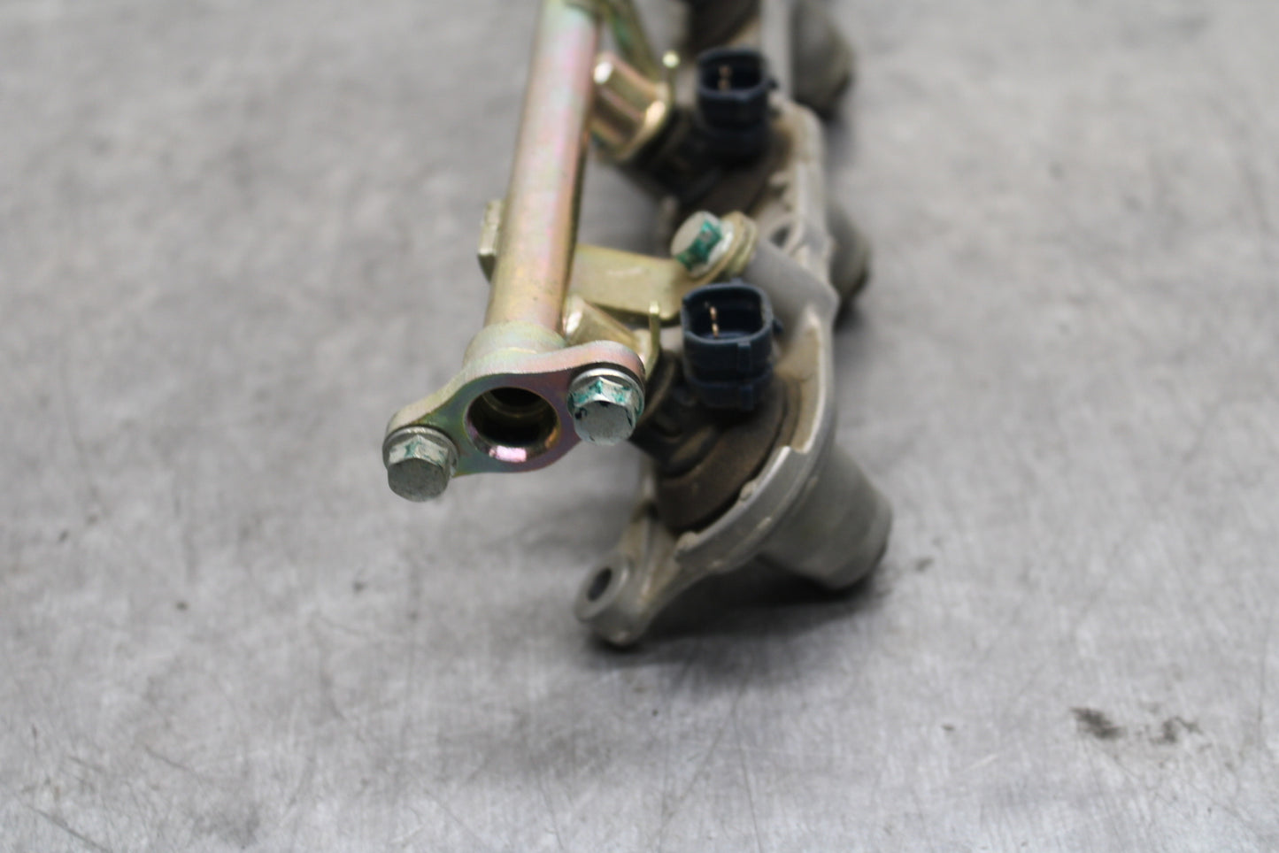 03-04 HONDA CBR600RR SECONDARY FUEL INJECTORS TOP AIRBOX GAS RAIL BB122
