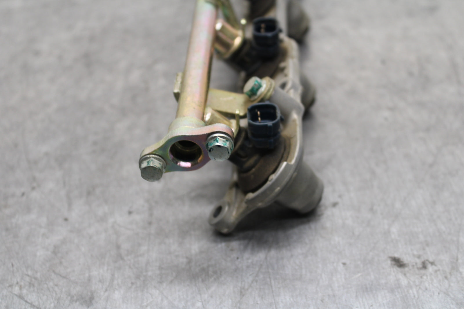 03-04 HONDA CBR600RR SECONDARY FUEL INJECTORS TOP AIRBOX GAS RAIL BB122